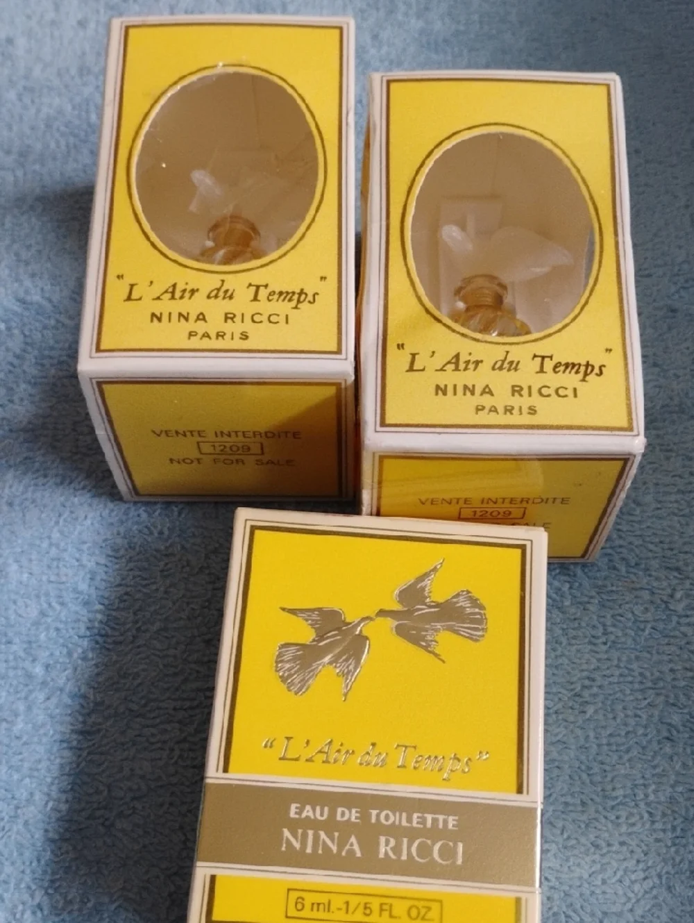 Nina Ricci Samples - Picture 1 of 2